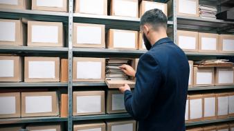 Employé en train d'organiser des archives
