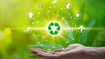 Main tenant avec les icônes de l'environnement Destruction d’archives, de disques durs et écologie