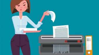 La destruction d'archives en interne est-elle rentable ? Femme détruisant un contrat papier avec un broyeur