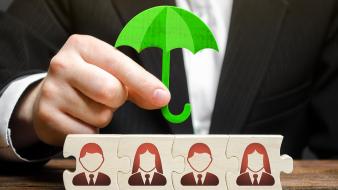 Main qui tient un parapluie qui protège des employés Protection des entreprises et salariés contre la fraude