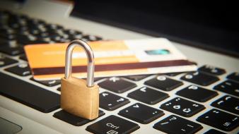 Sécurité entreprise : fraude à la CB et vol d’identité Cadenas et cartes de crédit sur clavier d'ordinateur. Données de commerce électronique, protection des achats en ligne et des services bancaires électroniques, concept de sécurité Internet et financière