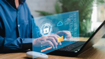 Stratégies efficaces pour protéger les informations sensibles Personne sur son PC portable avec un écran de sécurité des données